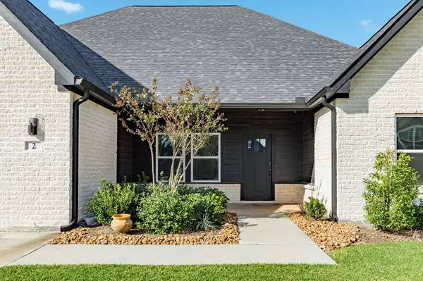 2 Greystone CT, Angleton, TX 77515