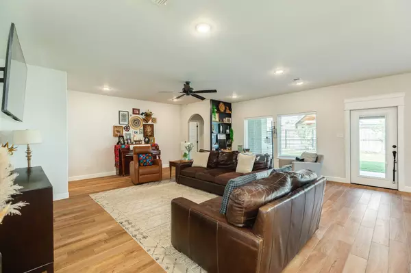 2 Greystone CT, Angleton, TX 77515