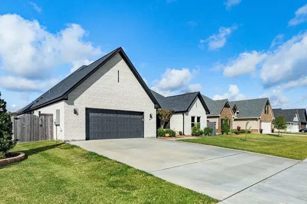 2 Greystone CT, Angleton, TX 77515