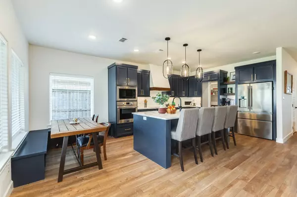 2 Greystone CT, Angleton, TX 77515