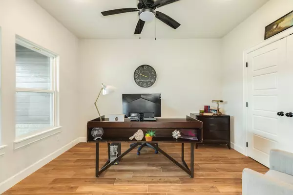 2 Greystone CT, Angleton, TX 77515