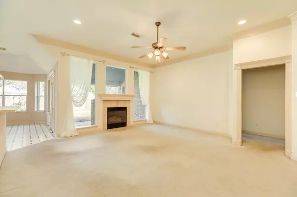 117 Jamestown AVE, Clute, TX 77531