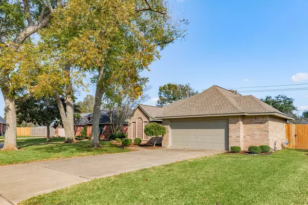 117 Jamestown AVE, Clute, TX 77531