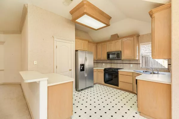 117 Jamestown AVE, Clute, TX 77531