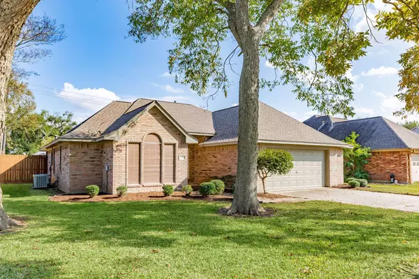 117 Jamestown AVE, Clute, TX 77531