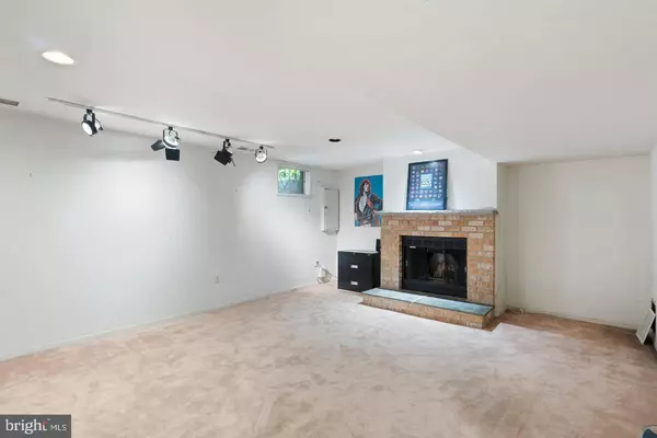 10729 GLOXINIA DR, Rockville, MD 20852