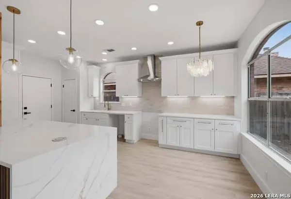 10242 Sandyglen, San Antonio, TX 78240