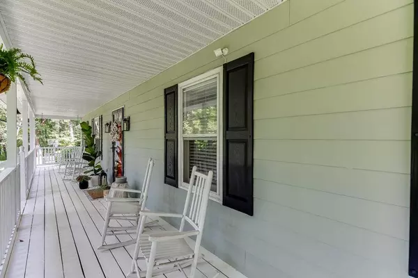 4724 Gateway LN, Flowery Branch, GA 30542