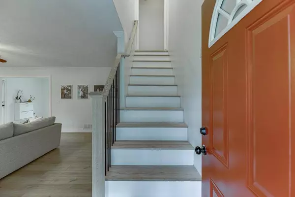 4724 Gateway LN, Flowery Branch, GA 30542