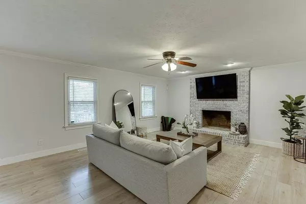 4724 Gateway LN, Flowery Branch, GA 30542