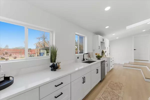 9886 S ANTIMONY LN, Sandy, UT 84094