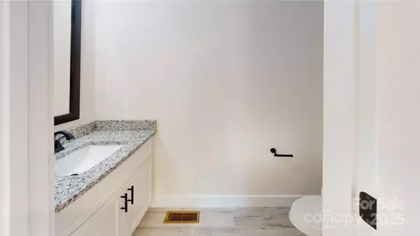 405 15th AVE SW, Hickory, NC 28602