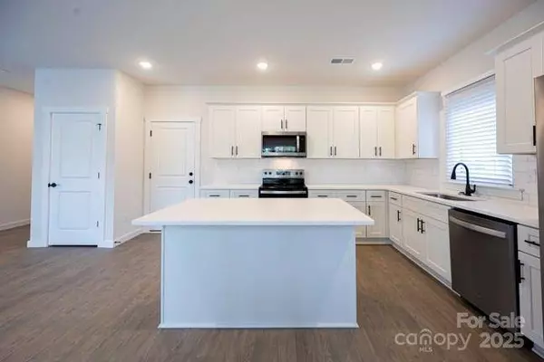 1231 E I ST, Newton, NC 28658