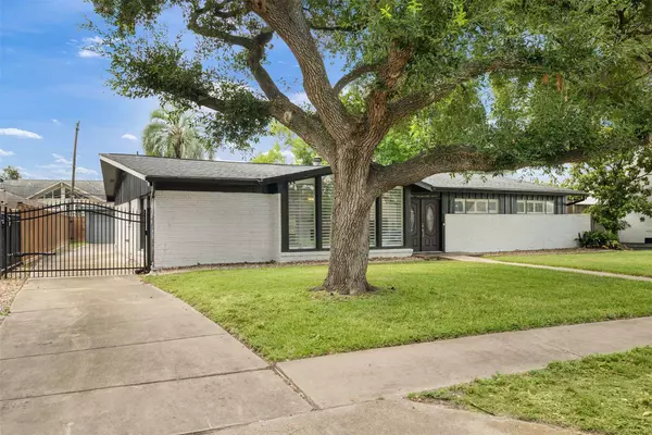 4923 Valkeith DR, Houston, TX 77096