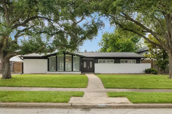 4923 Valkeith DR, Houston, TX 77096