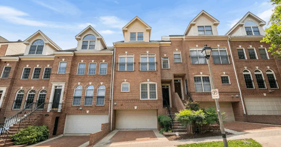 Looking for a 3 Bedroom, 3.5 Bath Townhome in Rosslyn Arlington?