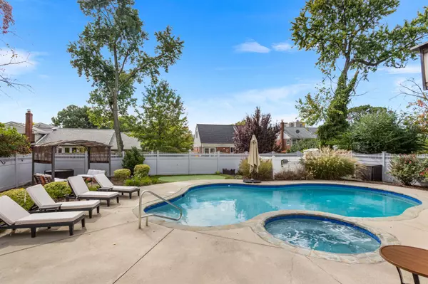 The Taney Retreat: Alexandria Home with Pool, Jacuzzi & Putting Green