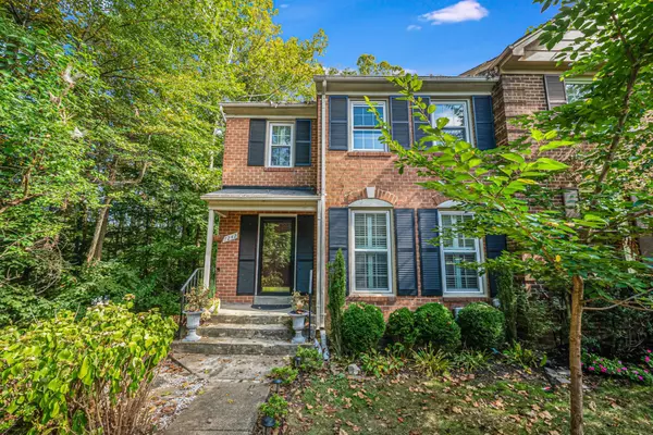 Move-In Ready Townhome for Sale in Stratton Commons | 7242 Greentree Rd Bethesda MD