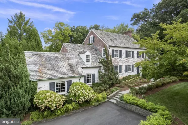 What Are the Pros and Cons of Living in Country Club Hills, Arlington VA?