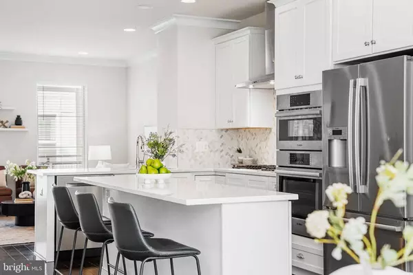 Modern Four-Level Townhome with Rooftop Terrace in Chantilly VA