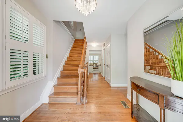 7242 GREENTREE RD, Bethesda, MD 20817