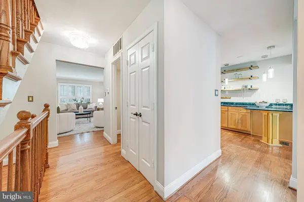 7242 GREENTREE RD, Bethesda, MD 20817