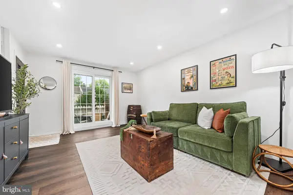 2717 S WALTER REED DR #A, Arlington, VA 22206