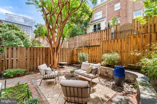 1588 N COLONIAL TER, Arlington, VA 22209