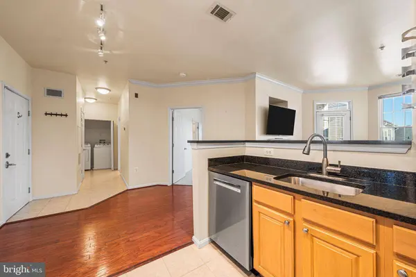 2055 26TH ST S #5-410, Arlington, VA 22206