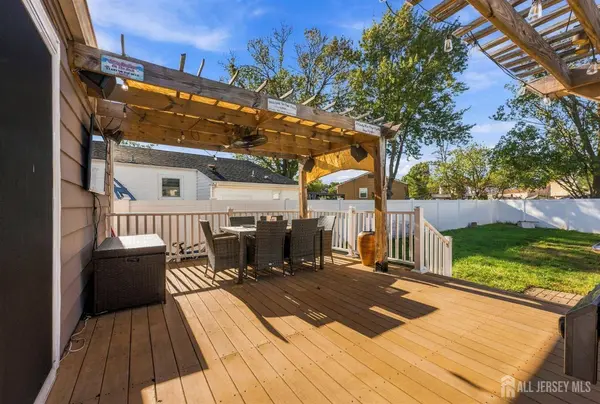 27 Harrison AVE, Carteret, NJ 07008