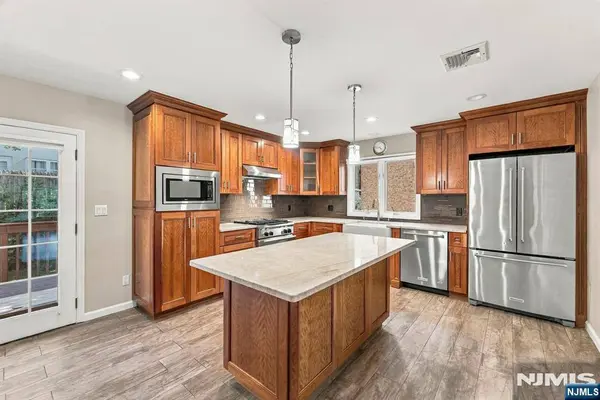 456 Glen AVE #A, Palisades Park, NJ 07650