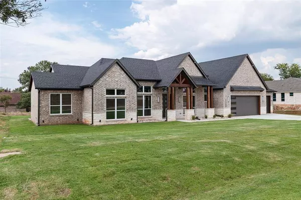 2300 Candlestick Drive, Granbury, TX 76049