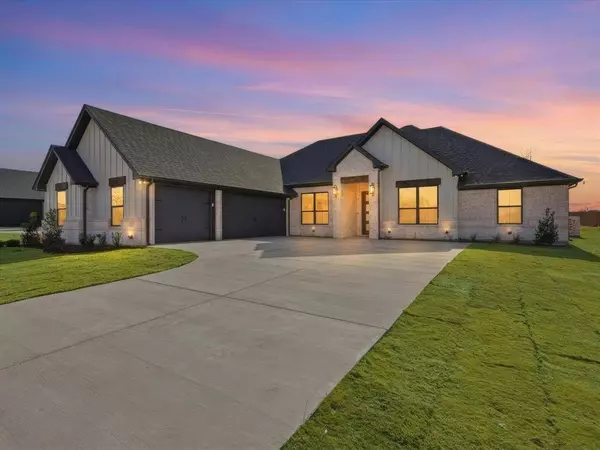 2152 Middlewood Circle, Granbury, TX 76049