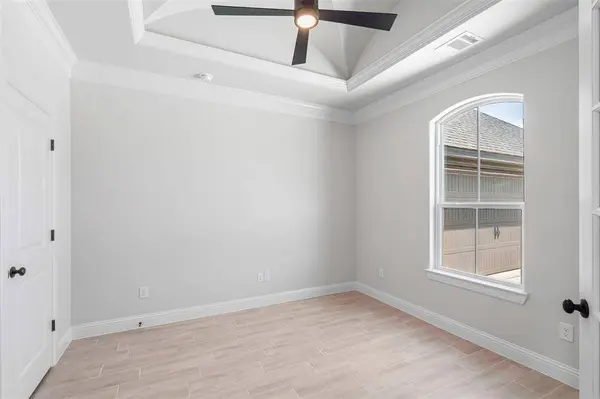 2172 Middlewood Circle, Granbury, TX 76049