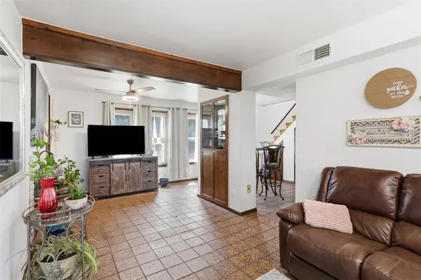6039 Bear Creek Drive E, Fort Worth, TX 76126