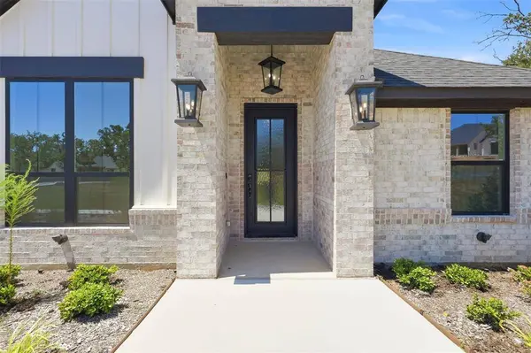 2017 Forest Bridge Drive, Azle, TX 76020