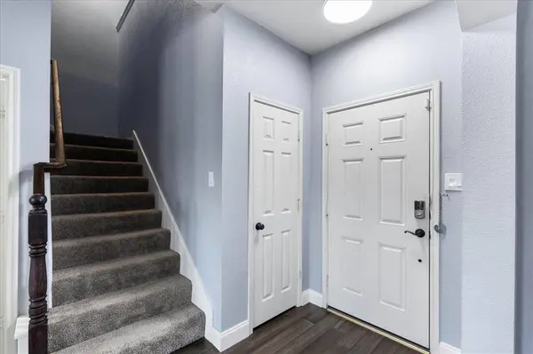 1047 Stream Drive, Grand Prairie, TX 75052