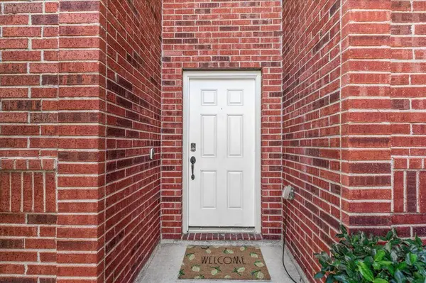 1047 Stream Drive, Grand Prairie, TX 75052
