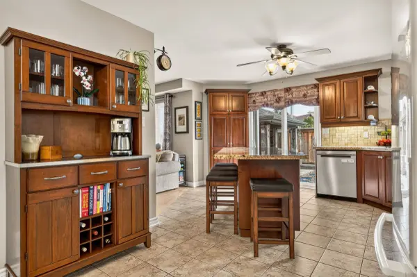 184 Locheed DR, Hamilton, ON L8T 5A5