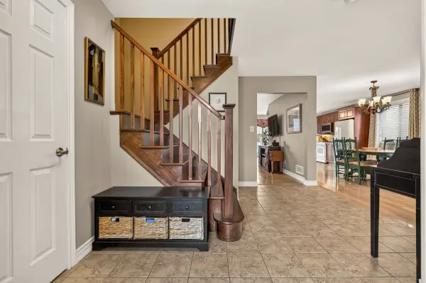 184 Locheed DR, Hamilton, ON L8T 5A5