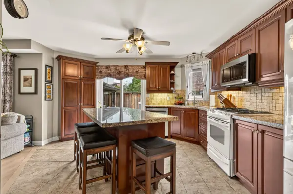 184 Locheed DR, Hamilton, ON L8T 5A5