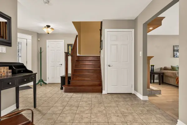 184 Locheed DR, Hamilton, ON L8T 5A5