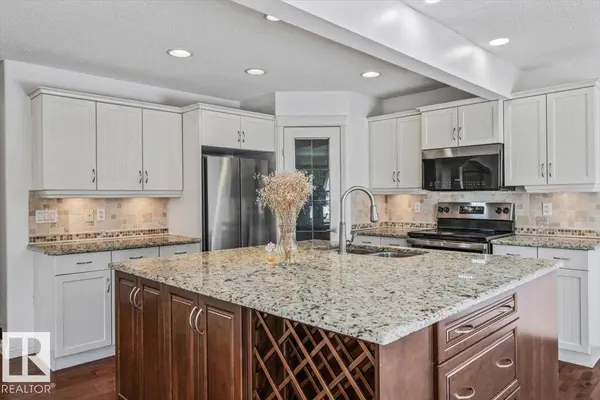 2407 HAGEN WY NW, Edmonton, AB T6R3M6