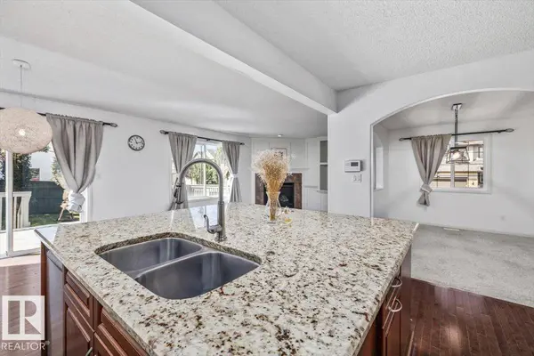 2407 HAGEN WY NW, Edmonton, AB T6R3M6