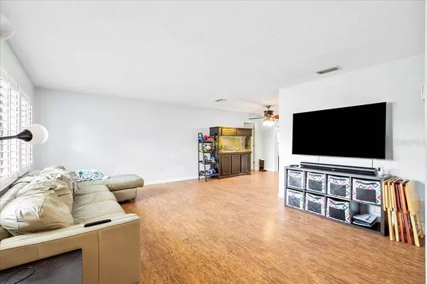 1302 GEORGETOWNE CIR, Sarasota, FL 34232