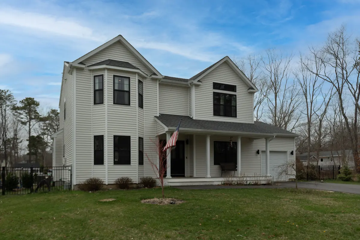 140 Gull Dip Rd, Ridge, NY 11961-2989