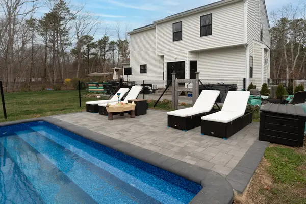 140 Gull Dip Rd, Ridge, NY 11961-2989