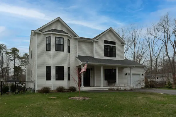 140 Gull Dip Rd, Ridge, NY 11961-2989