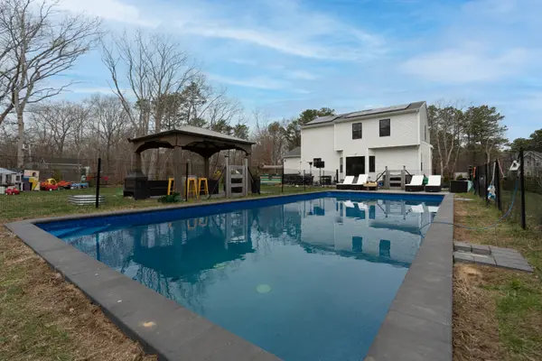 140 Gull Dip Rd, Ridge, NY 11961-2989