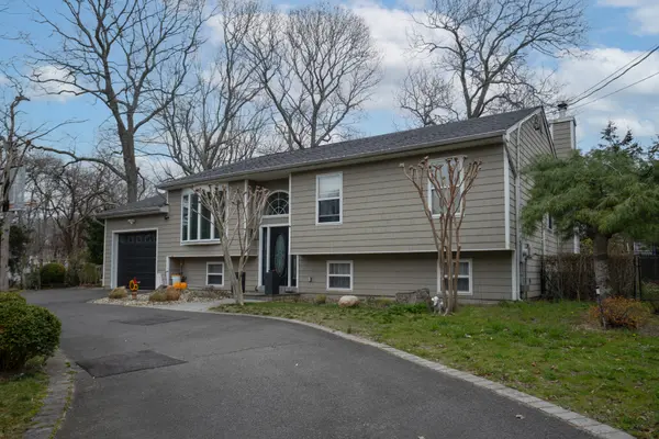 131 Clinton Ave, Mastic, NY 11950-3117